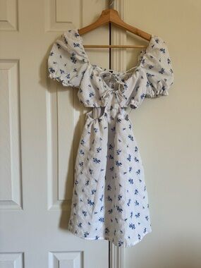 🌐WHITE FLORAL MINI DRESS WITH BOWS AND CUTOUT🌐